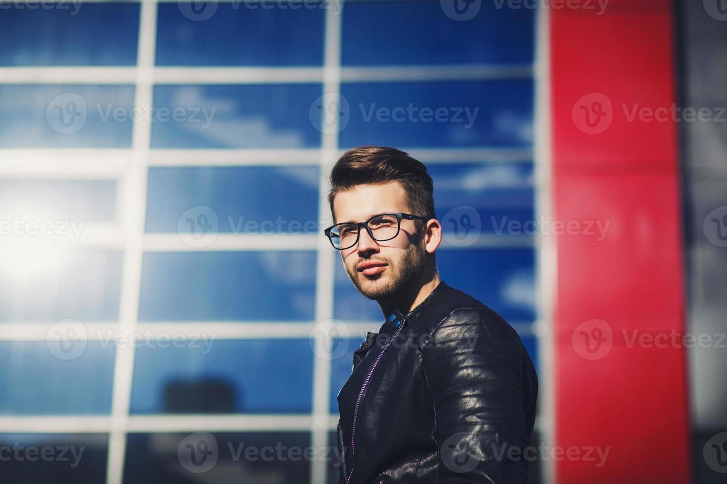 homem bonito confiante de óculos foto