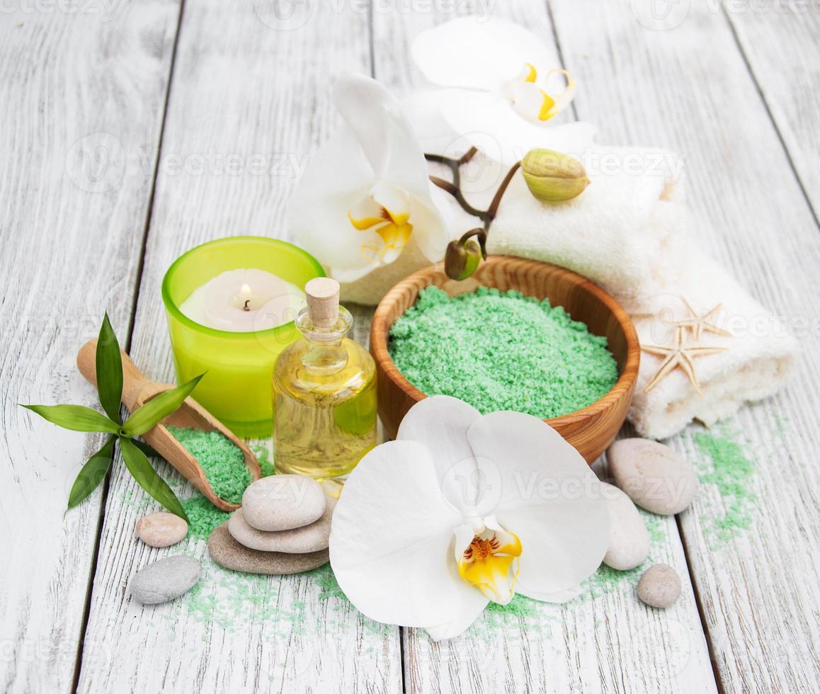 produtos de spa e orquídeas brancas foto