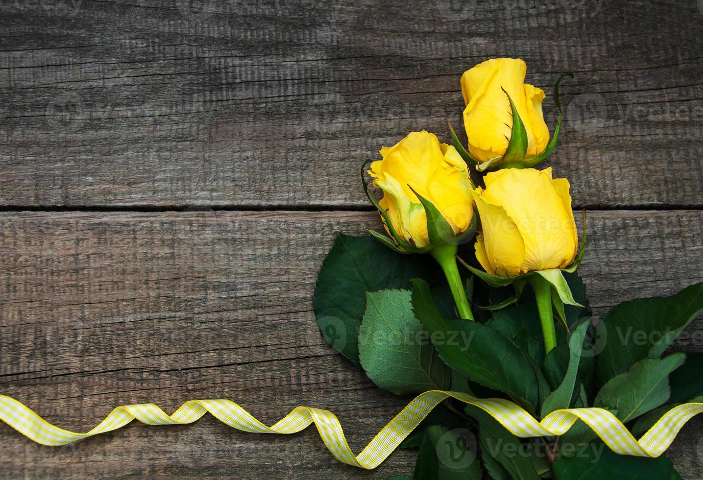 rosas amarelas em uma mesa foto