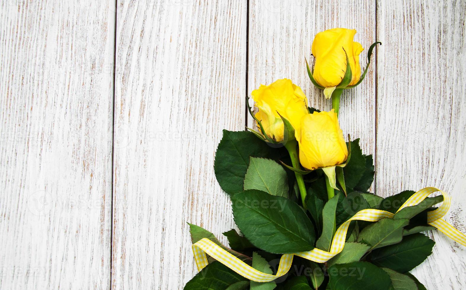 rosas amarelas em uma mesa foto