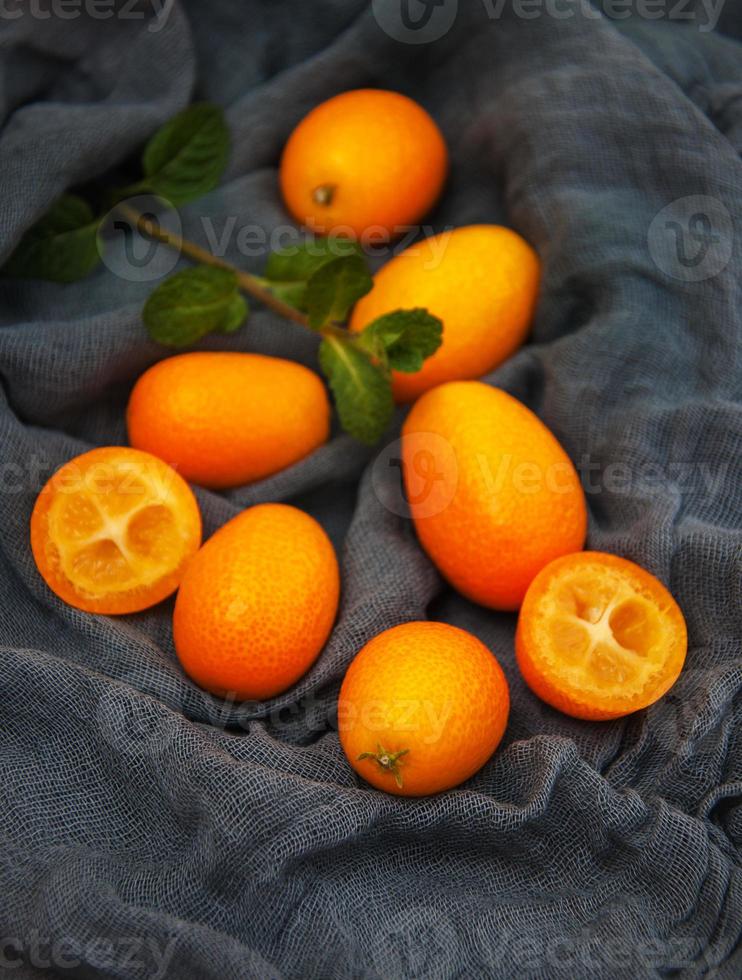 kumquats em guardanapos têxteis foto