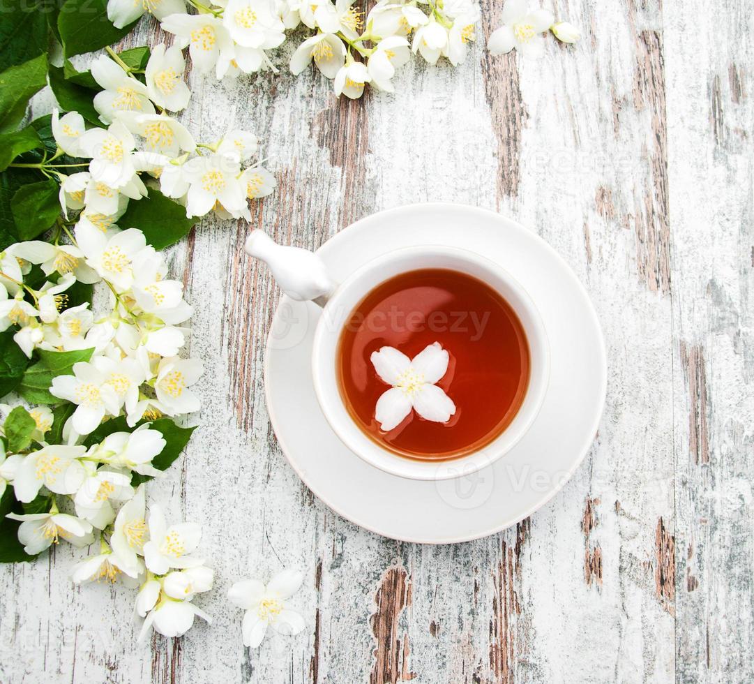 xícara de chá com flores de jasmim foto