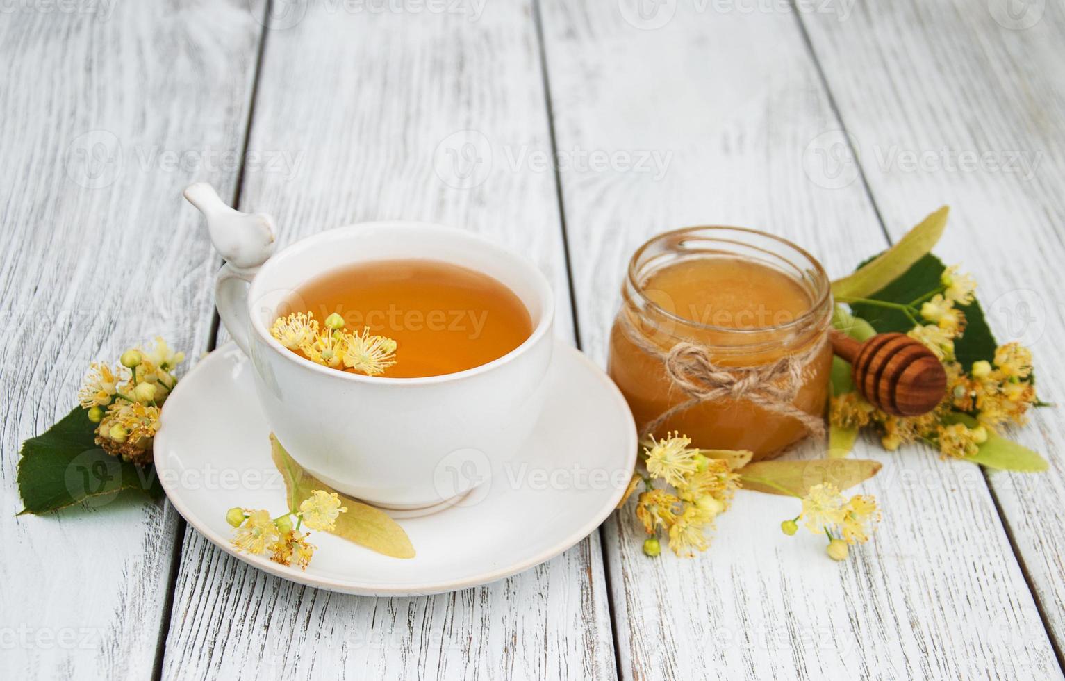 xícara de chá de ervas com flores de tília foto