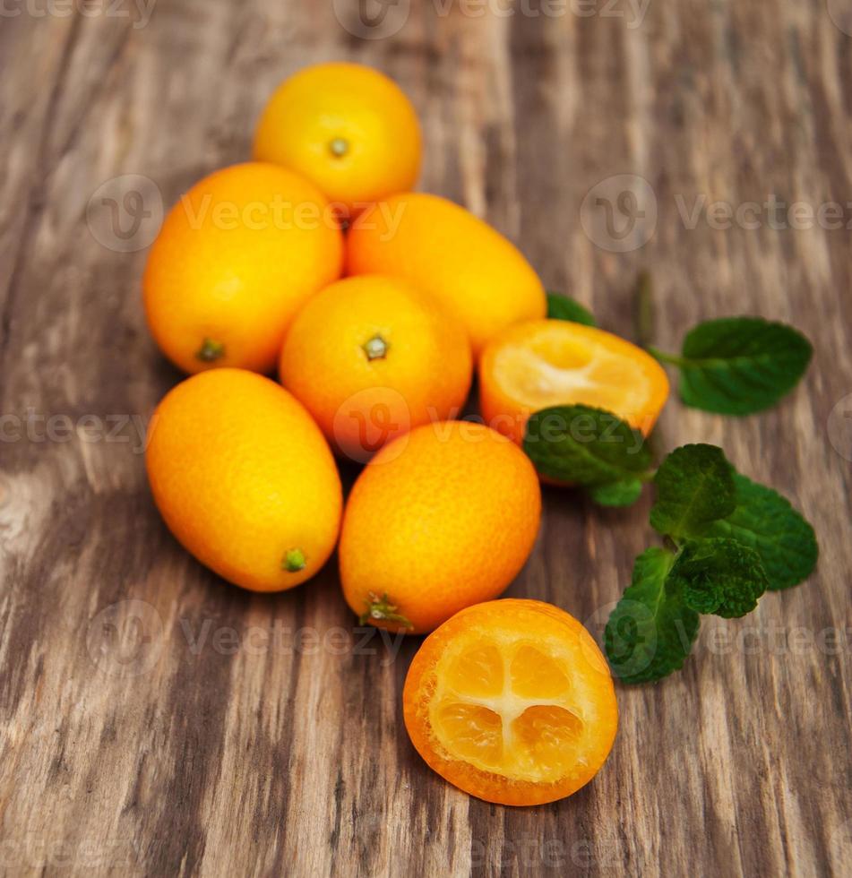 kumquats em uma mesa de madeira foto