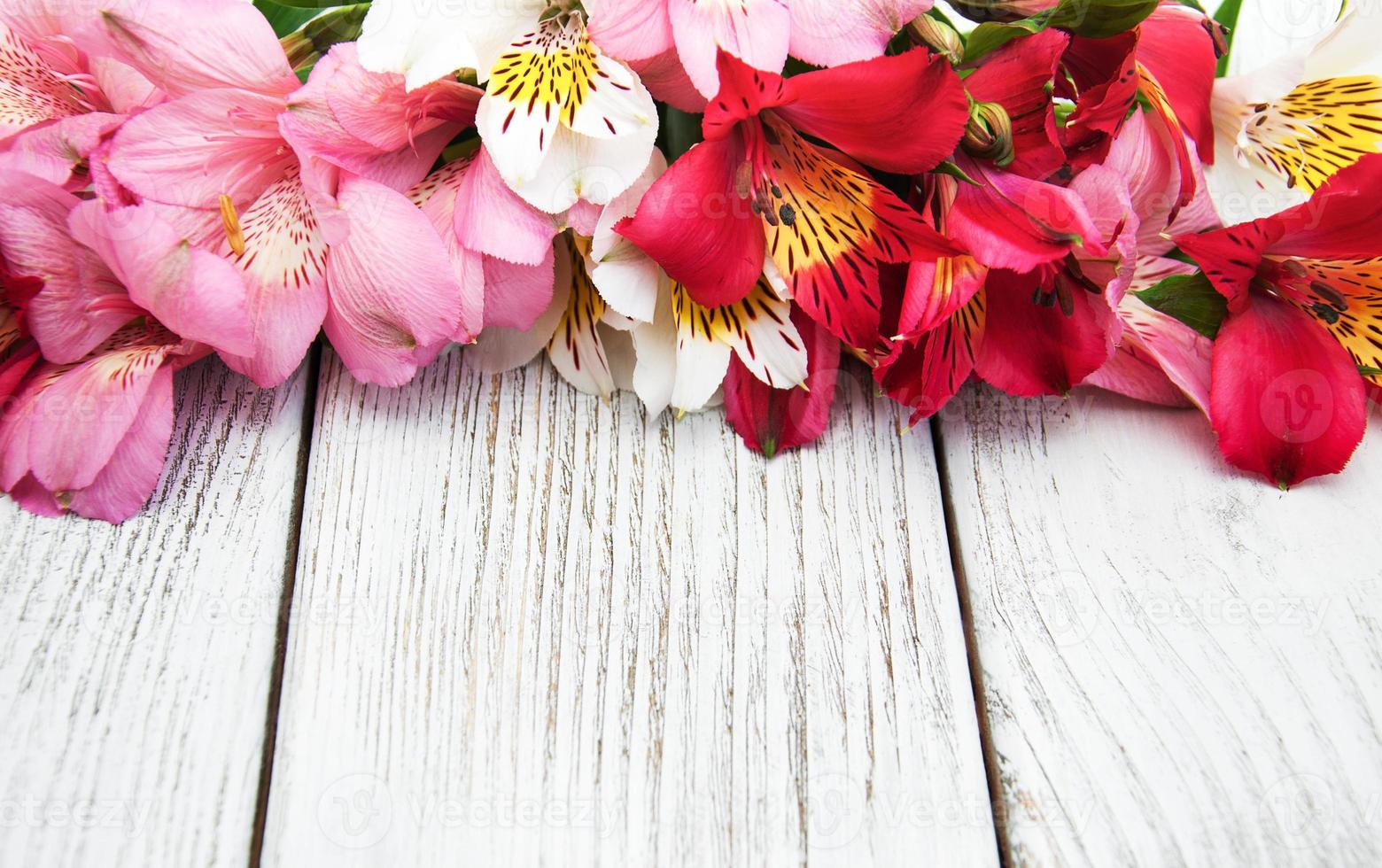 flores de alstroemeria em uma mesa foto