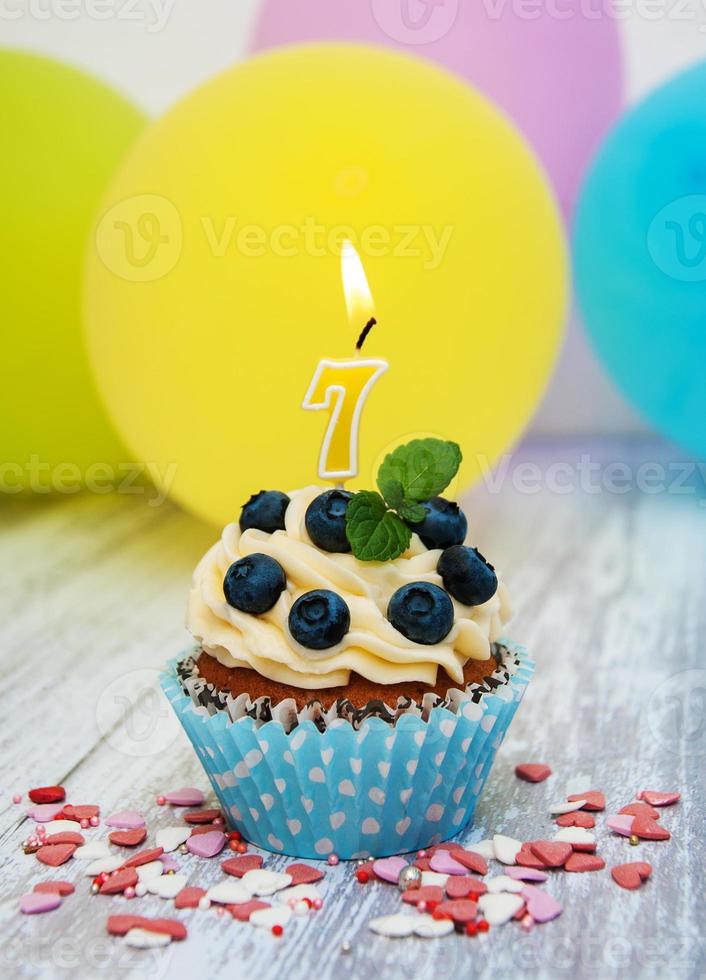 cupcake com uma vela numeral sete foto