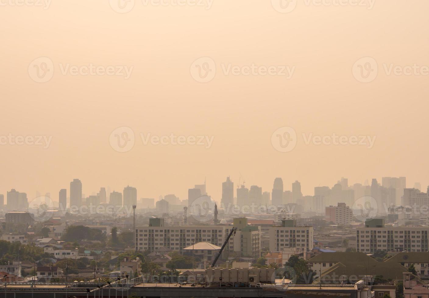 skyline urbano da paisagem urbana na névoa ou poluição atmosférica. imagem de visão ampla e alta da cidade de bangkok na luz suave foto