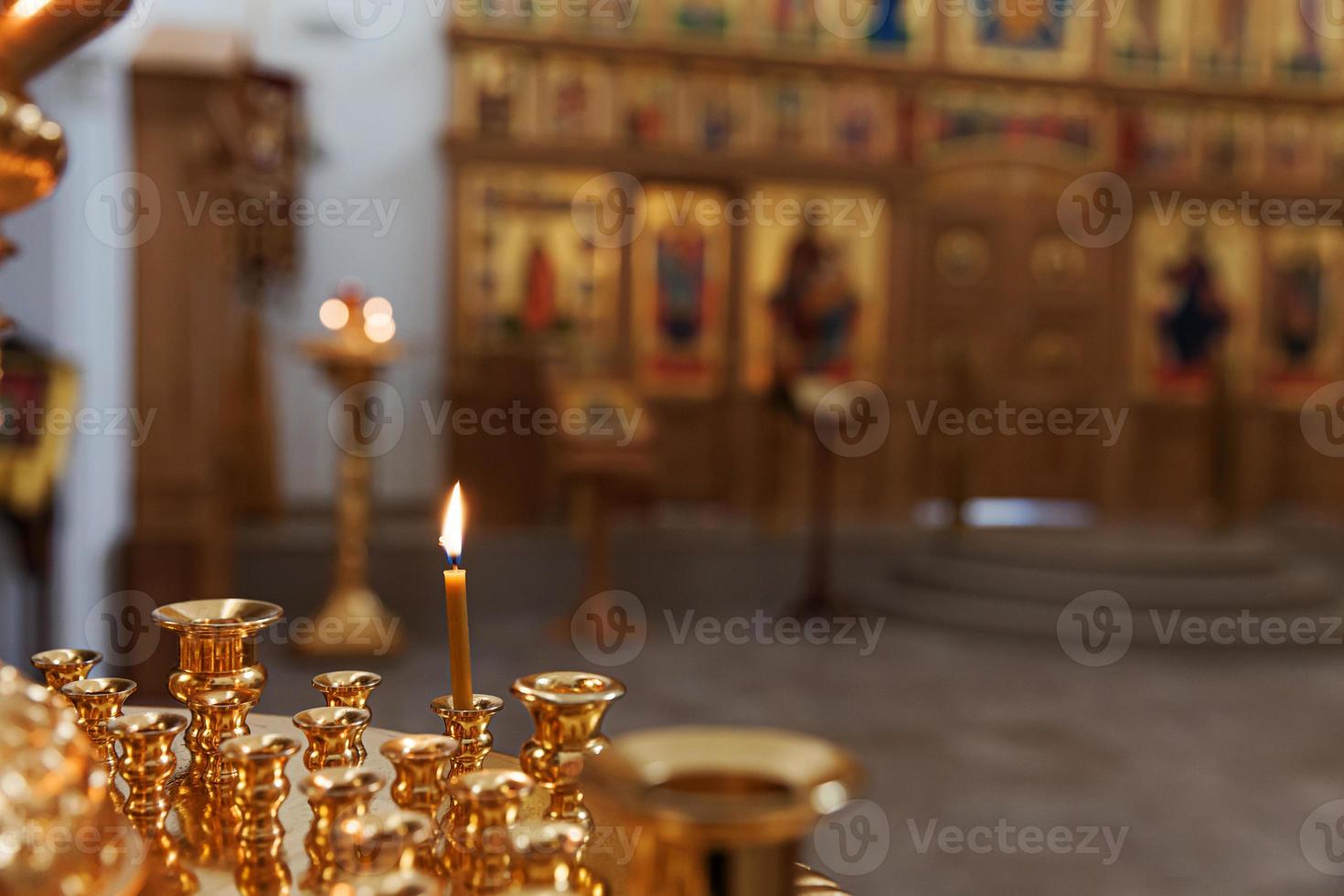 Igreja Ortodoxa. cristandade. decoração de interiores festiva com velas acesas e ícone na tradicional igreja ortodoxa na véspera de páscoa ou natal. religião fé rezar símbolo. foto