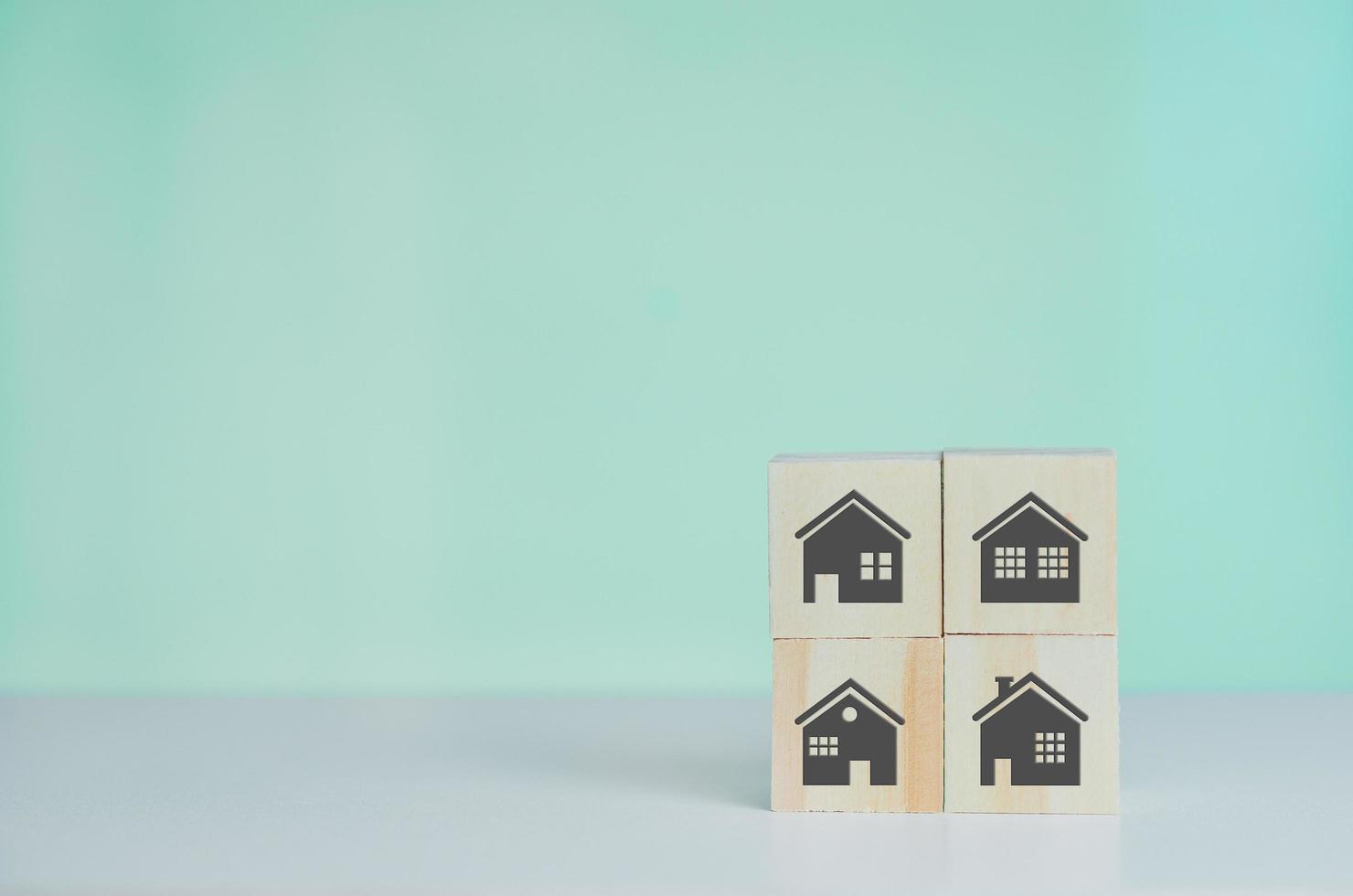 cubos de madeira com venda e aluguel de casas ou símbolo on-line de propriedade de conceito imobiliário no espaço de fundo e cópia. foto