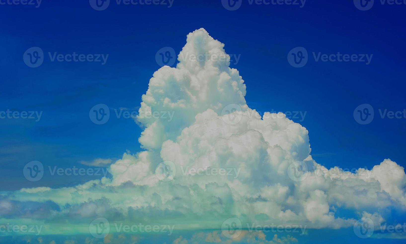 céu azul claro com algumas nuvens de superfície fluxo abstrato trovão nuvens brancas no céu azul. foto