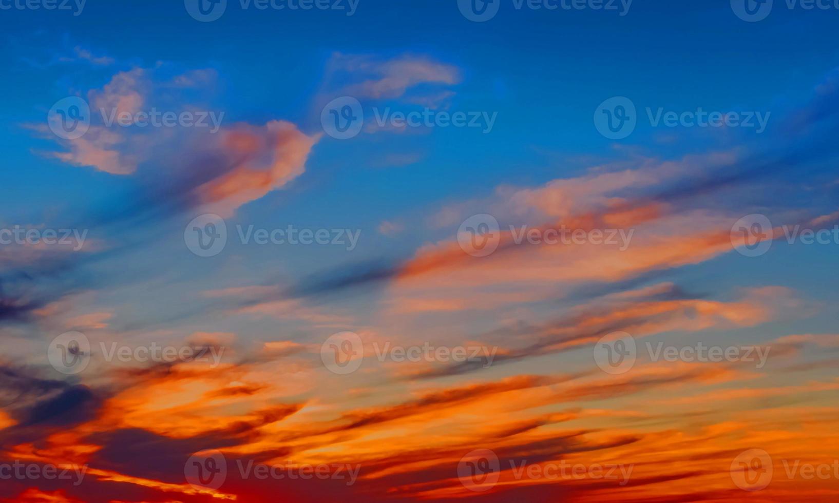 céu do sol laranja claro com algumas nuvens de superfície de fluxo abstrato nuvens de trovão no céu no pôr do sol. foto