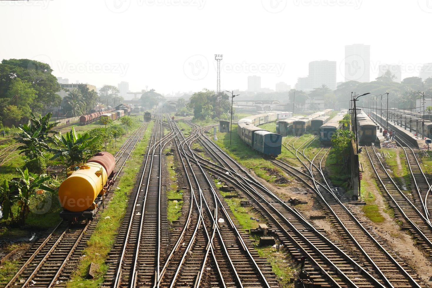 dhaka bangladesh 23 de novembro de 2021 plataforma de trem ao pôr do sol na área de khilgao foto