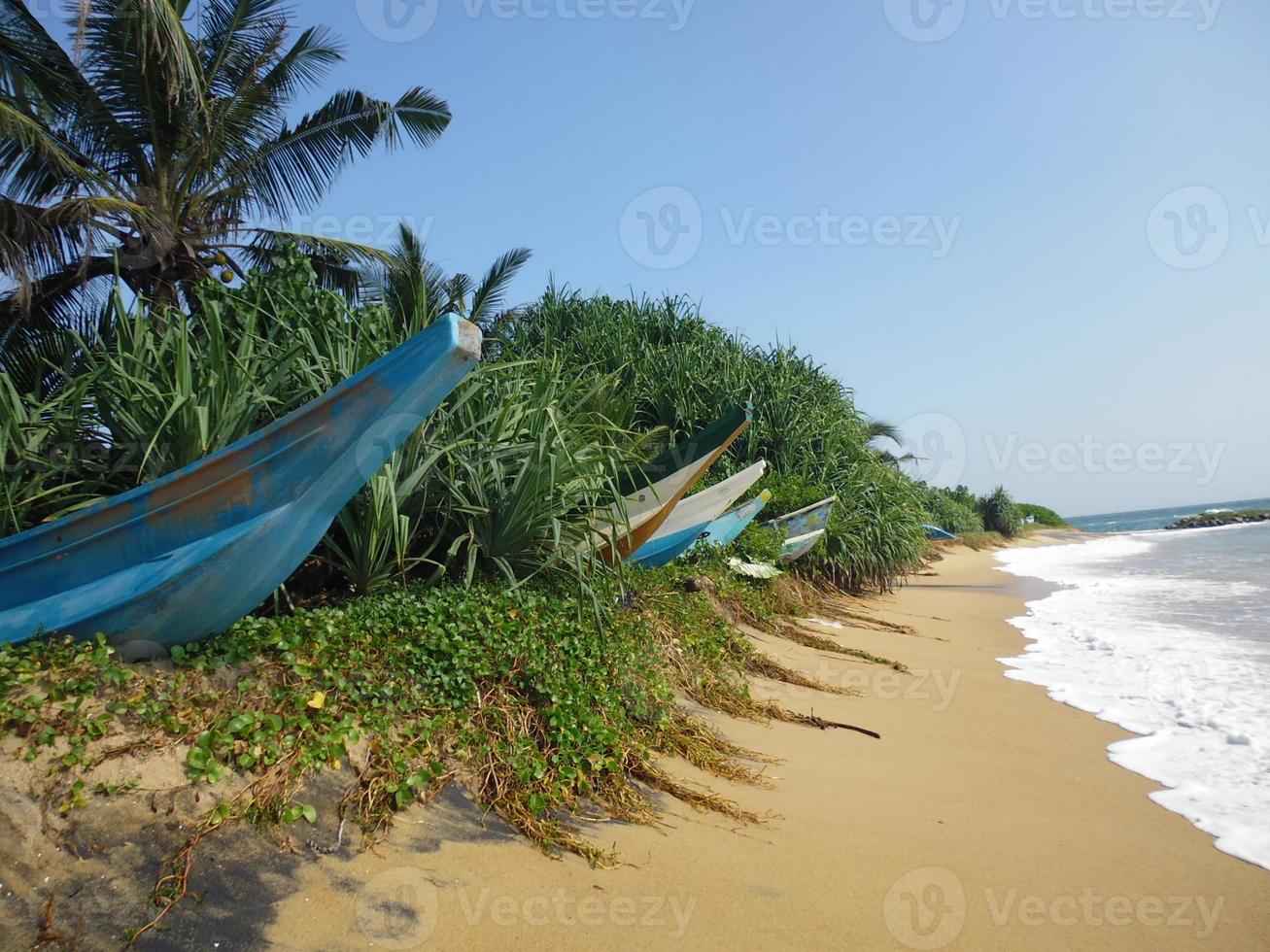 vista da costa com barcos foto