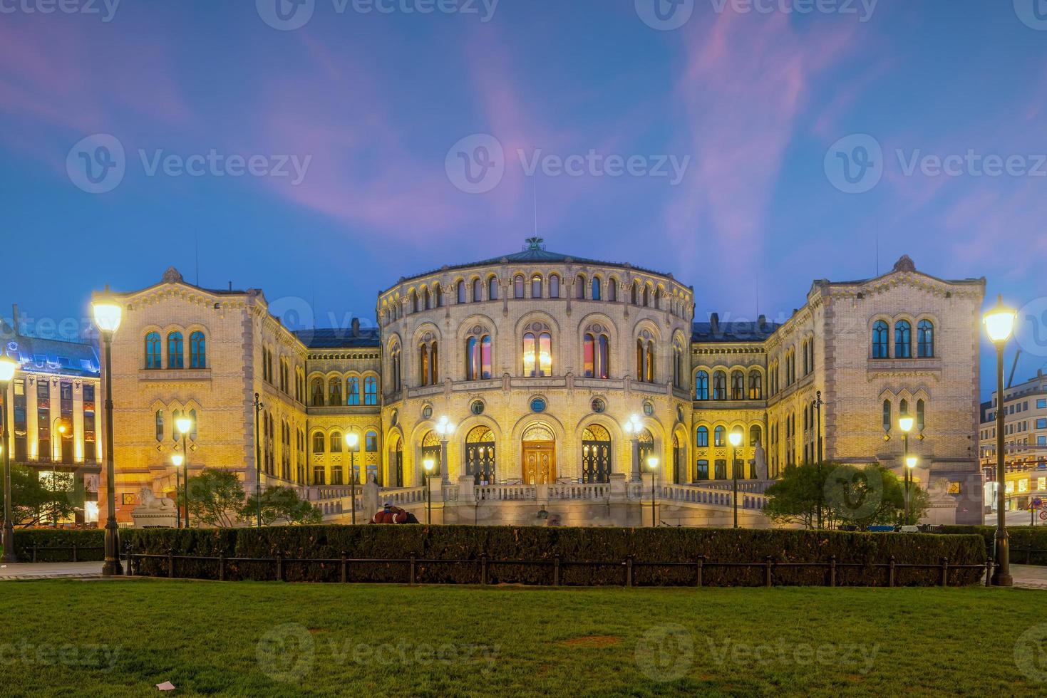 visão noturna do parlamento norueguês em oslo foto