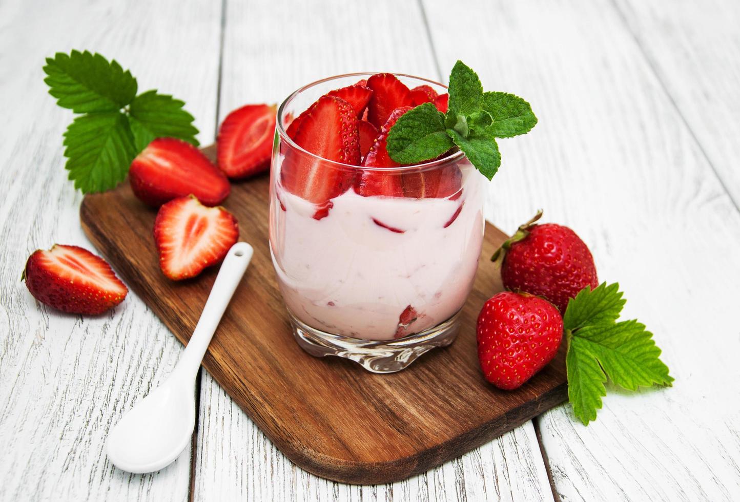 iogurte com morangos frescos foto