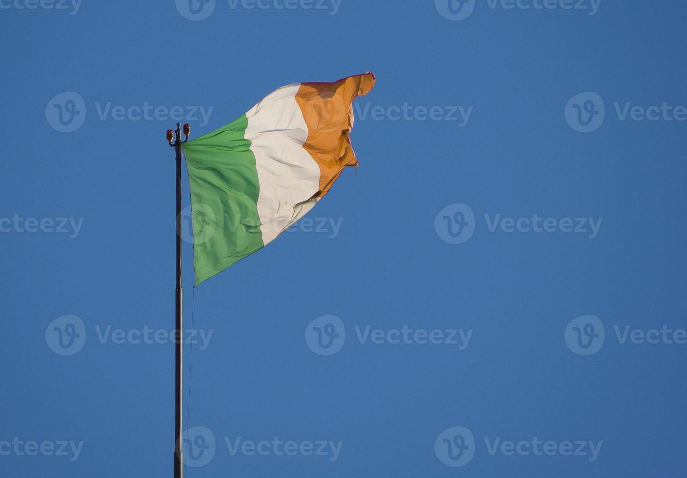 bandeira irlandesa da irlanda sobre o céu azul foto