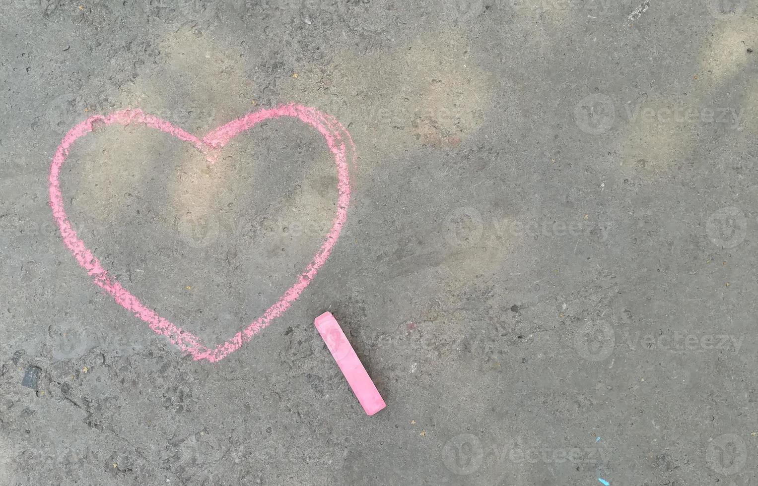 coração rosa desenhado com giz no asfalto. amo confessar. lugar de banner para texto, dia dos namorados, espaço de cópia de criatividade de crianças, verão foto
