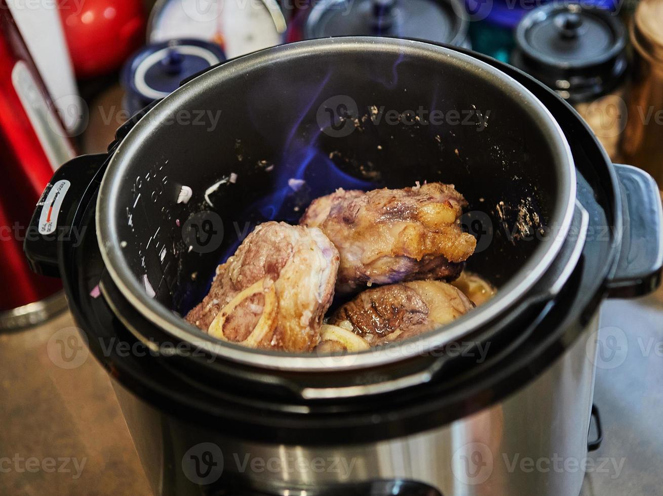 ossobuco com fuso é assado na panela de pressão com fogo. cozinha gourmet francesa foto