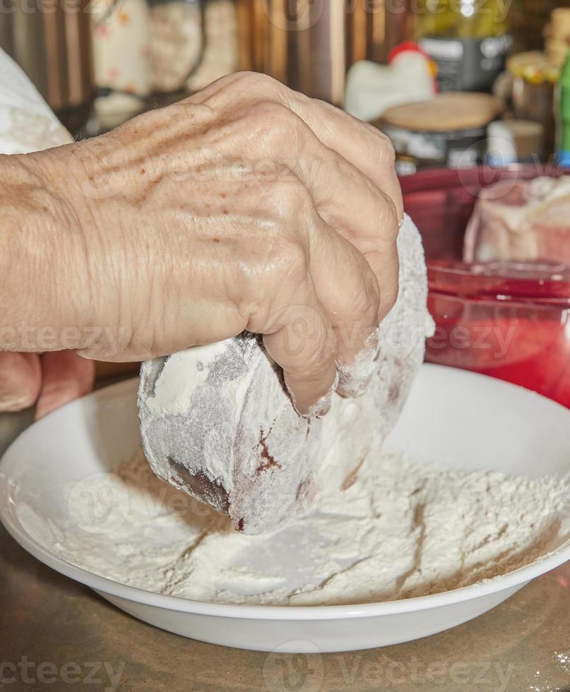 ossobuco com rolinhos de carne moída na farinha. cozinha gourmet francesa foto