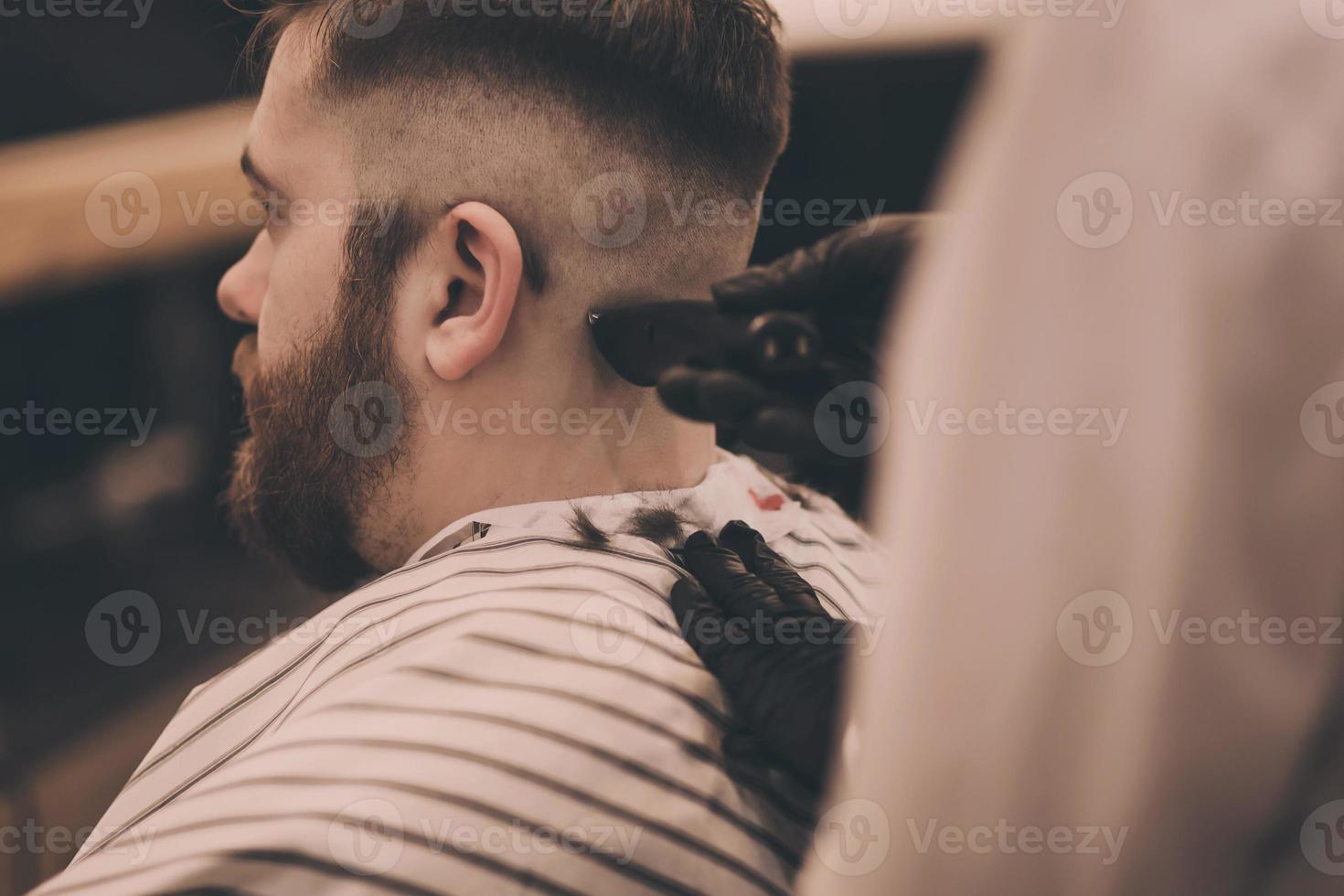 homem visitando barbearia foto