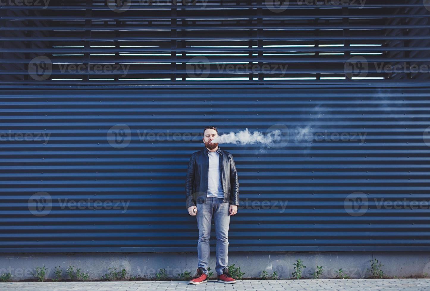 homem exala nuvem de fumaça foto