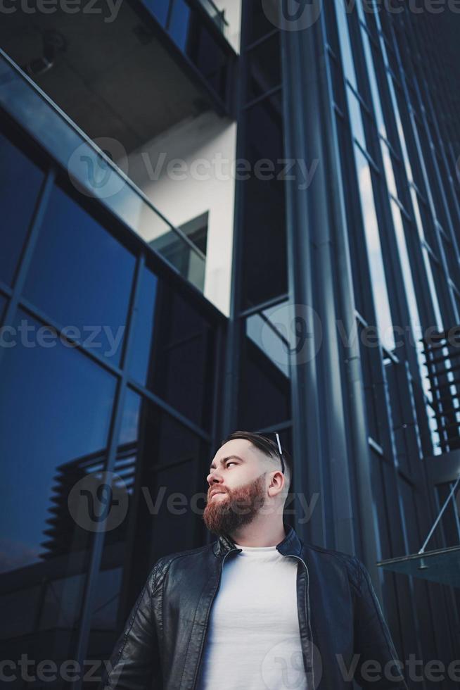 retrato de um homem barbudo bonito foto