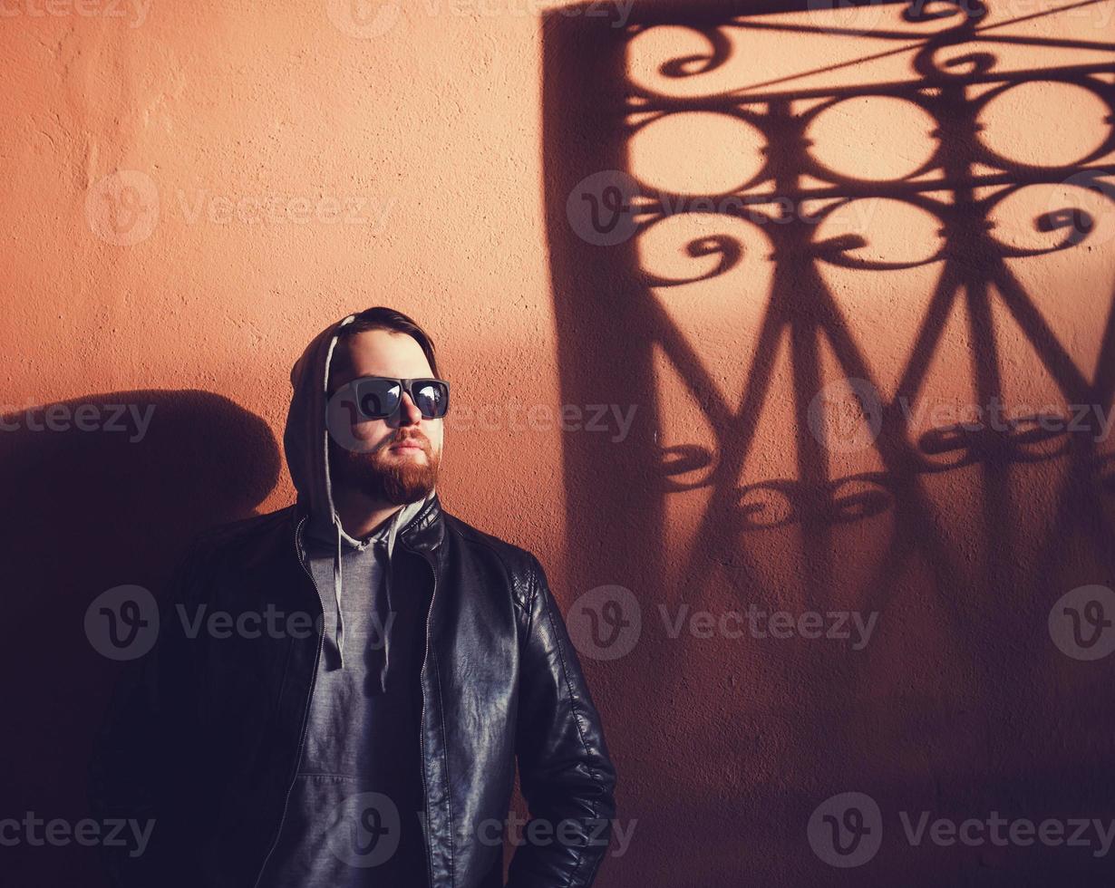 homem hipster com barba no capuz foto