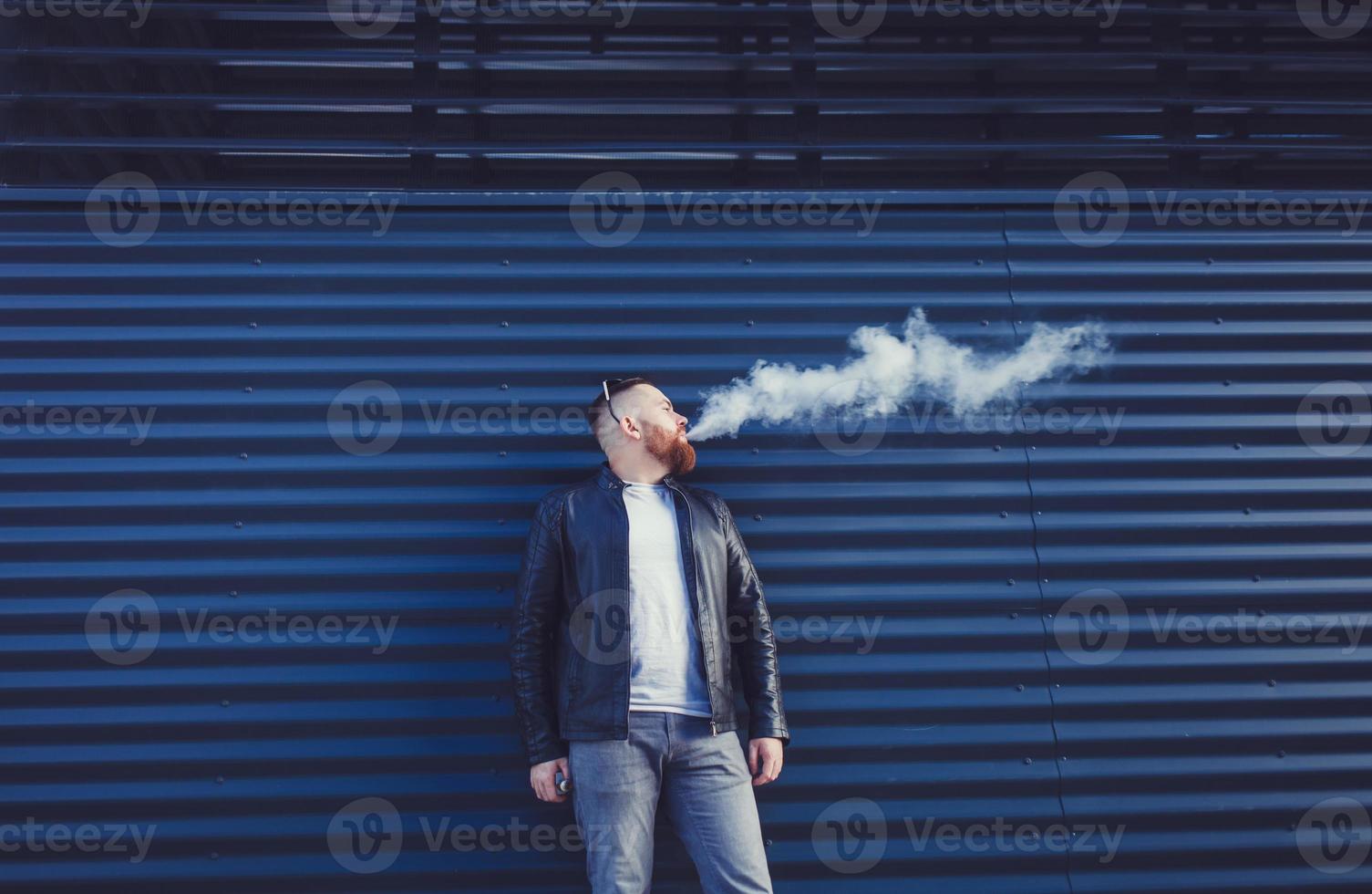 homem exala nuvem de fumaça foto
