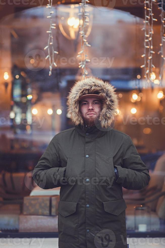 homem bonito em uma jaqueta de inverno foto