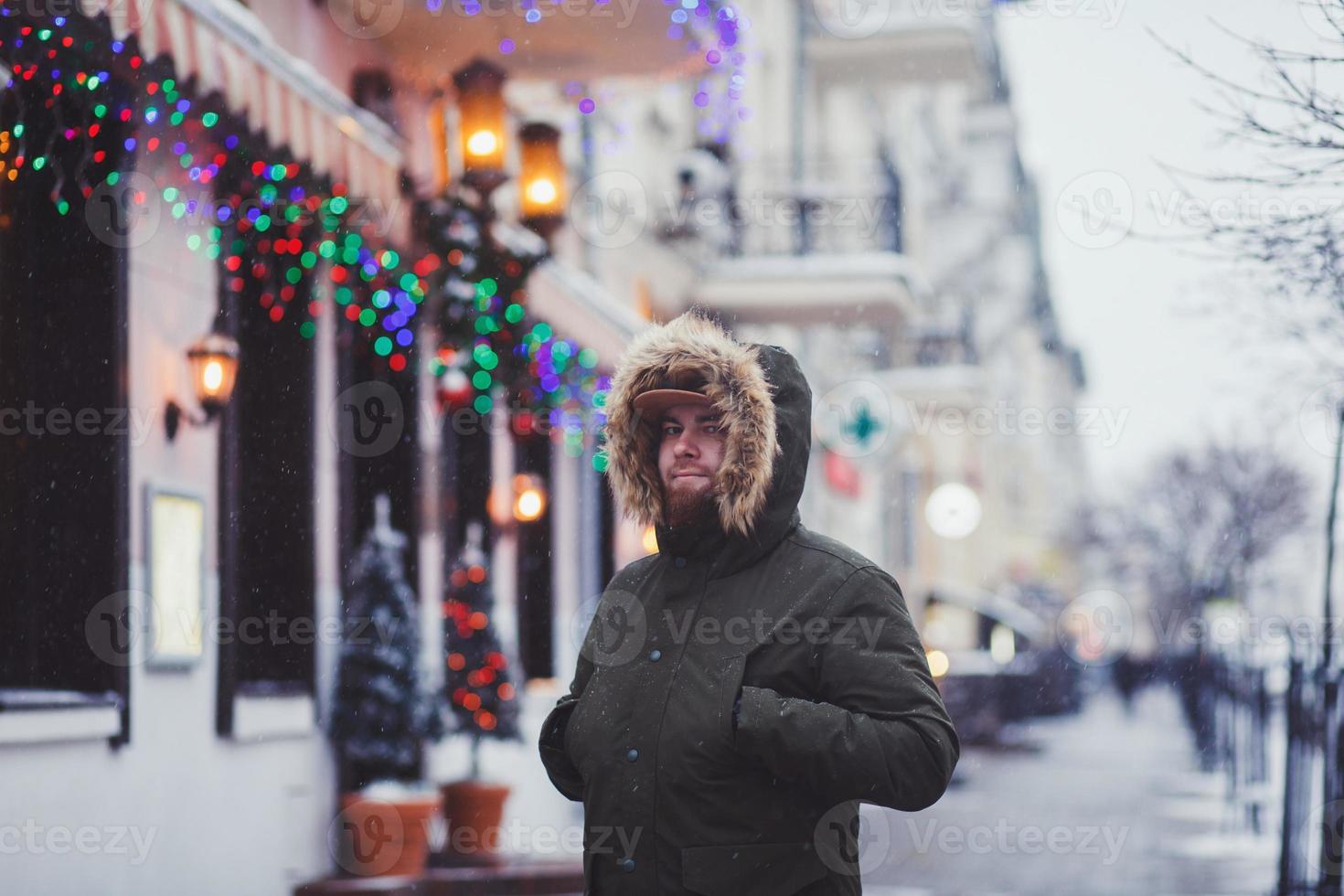 homem em uma jaqueta de inverno o foto