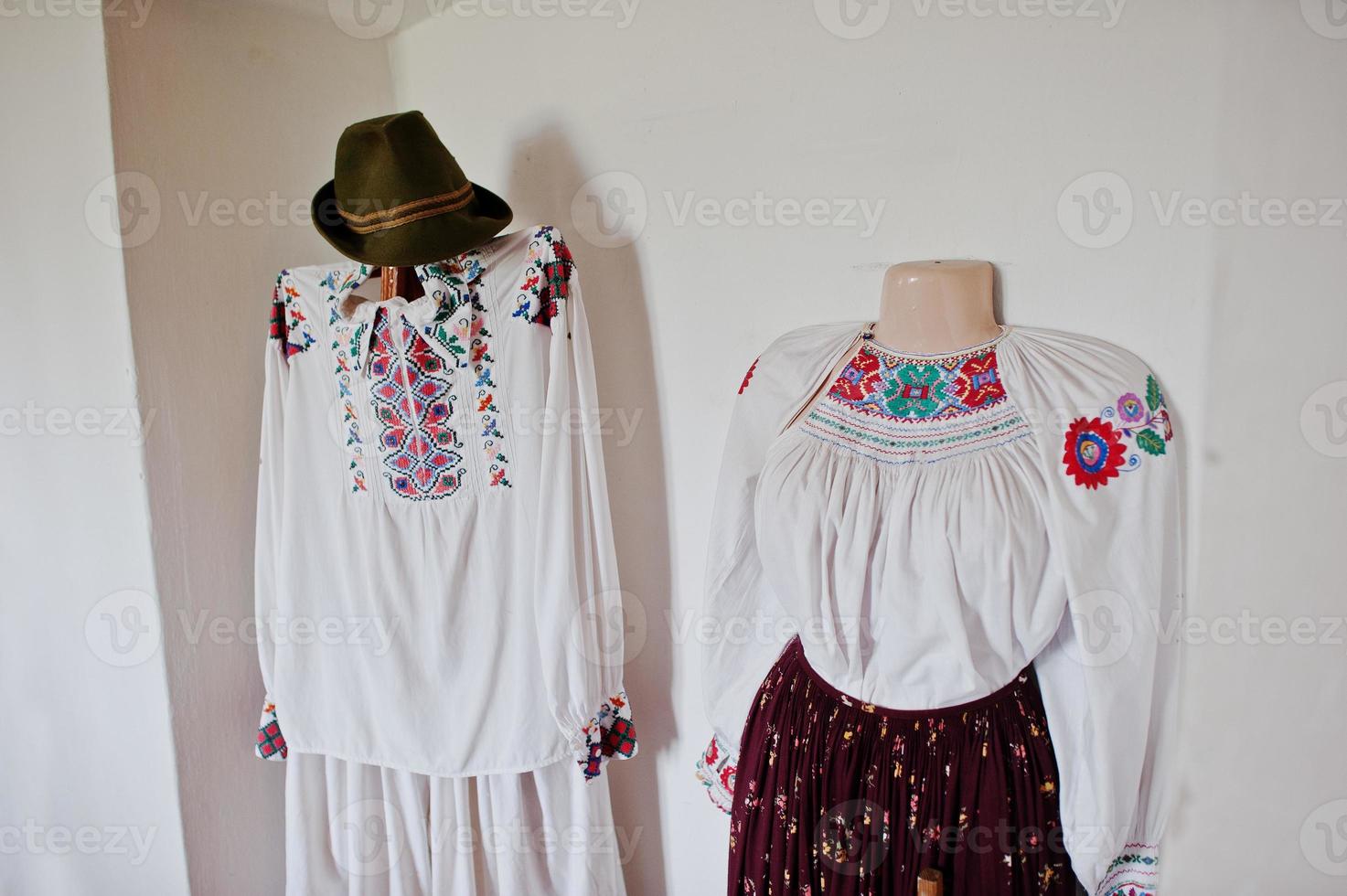 roupas de homens e mulheres velhos na região de transcarpathion, ucrânia. Europa foto