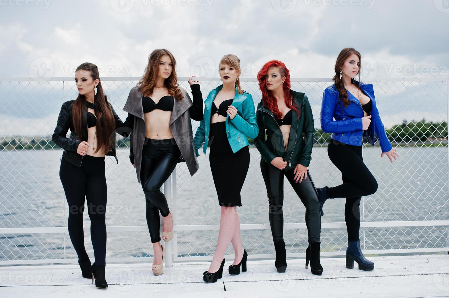 grupo de meninas modelos sensuais de sutiã preto e jaquetas de couro na doca foto