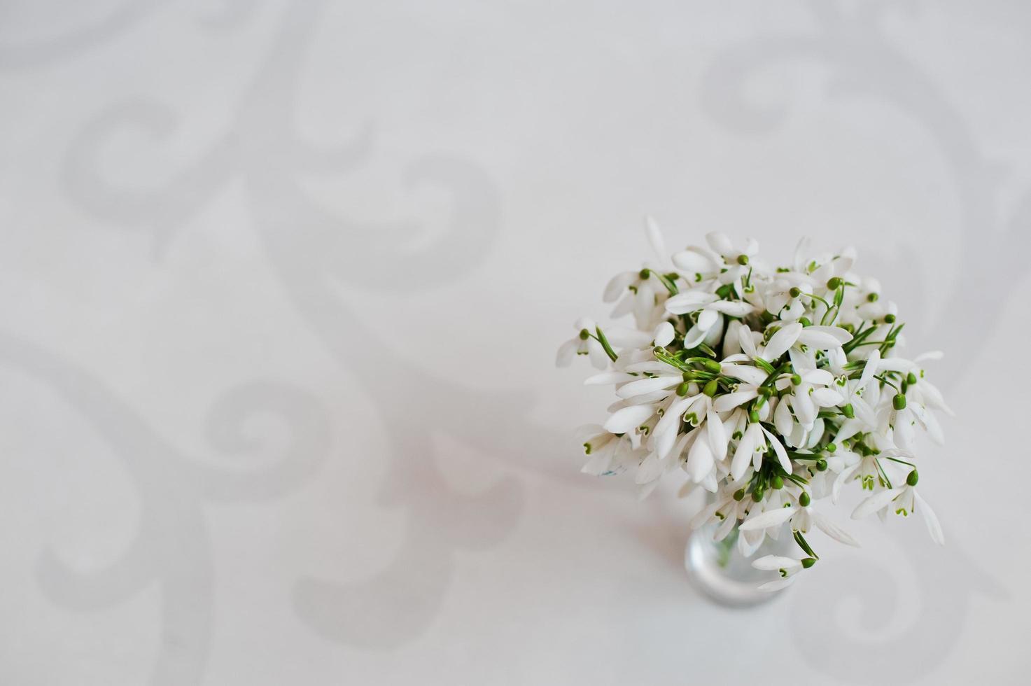flores de floco de neve em vaso em fundo branco brilho com ornamento foto