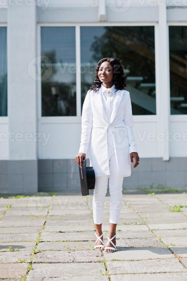 feliz garota afro-americana negra com chapéus graduados à mão foto