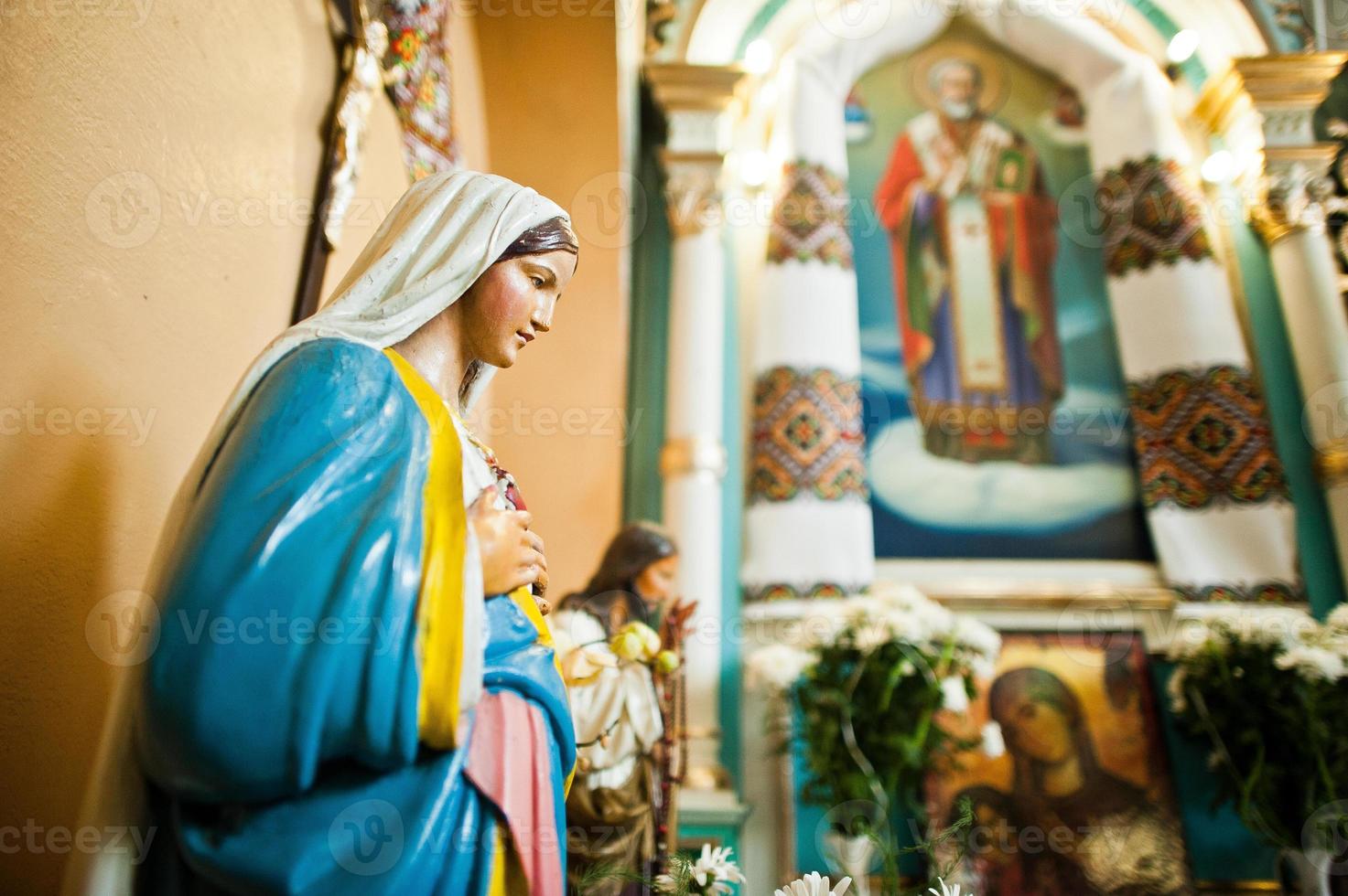 close-up da figura de gesso de jesus cristo e santa maria na igreja foto