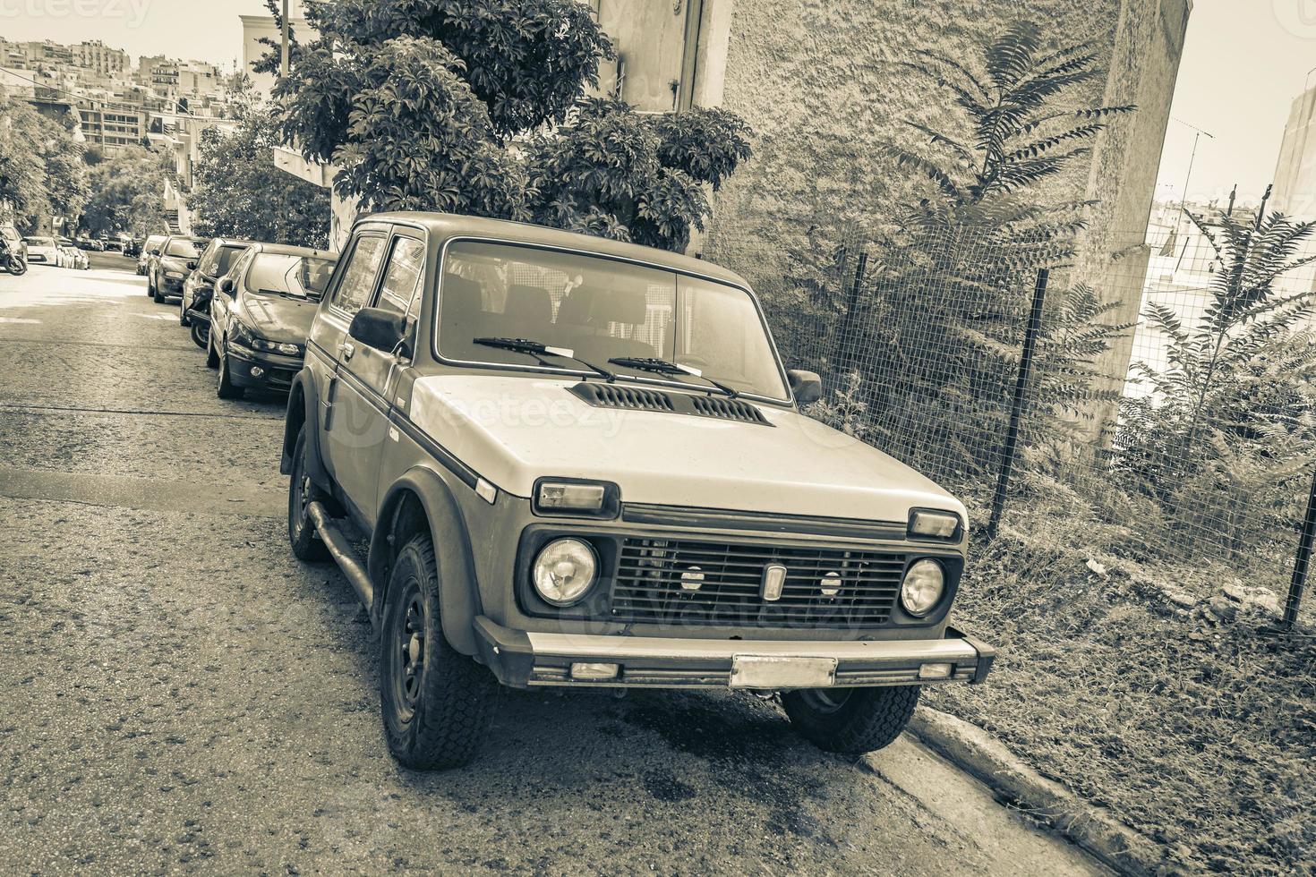 estrada de rua típica e carros na grécia capital atenas grécia. foto