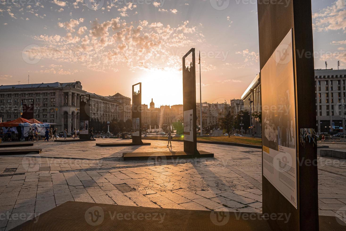 Praça da independência no centro da cidade de kyiv com fontes ao pôr do sol foto