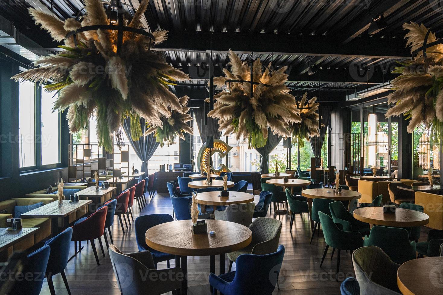 restaurante de luxo decorado com cadeiras e mesas vazias foto