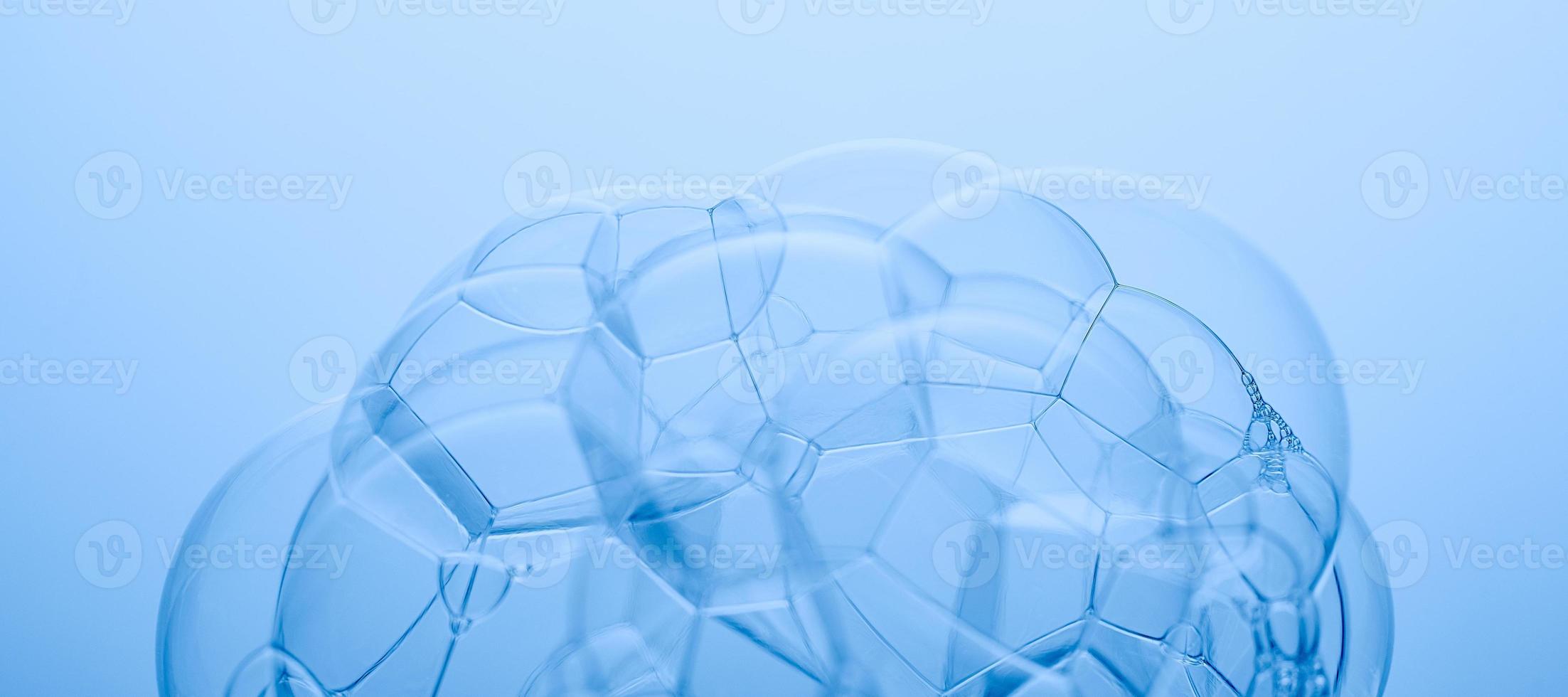 foto abstrata azul clara. bolhas de sabão em um fundo azul.