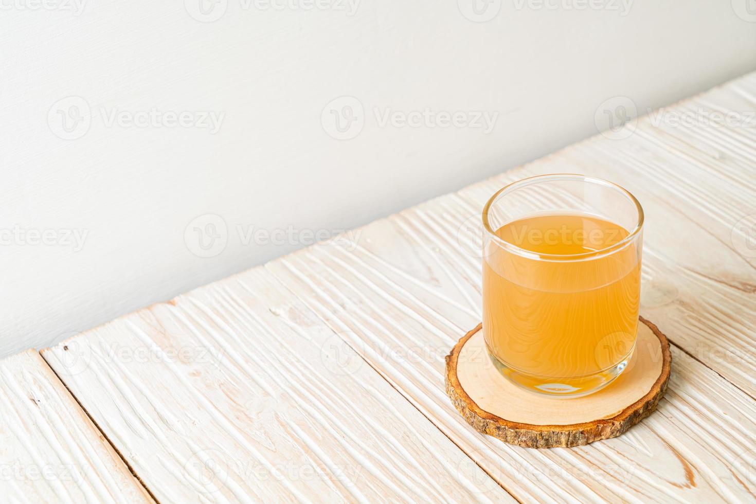 copo de suco de gengibre fresco e quente foto