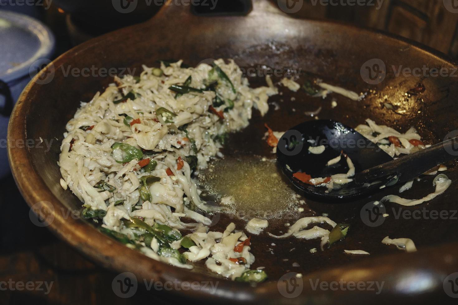 oseng jamur é comida tradicional com ingredientes cogumelos cozidos, tempero e um pouco de pimenta. foto