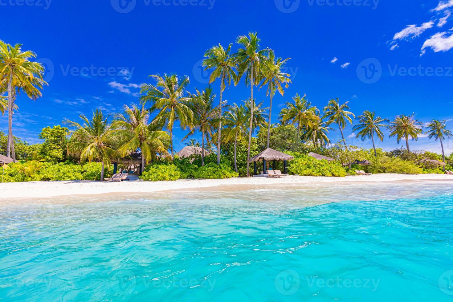 paraíso tropical da praia do hotel resort. natureza incrível, costa, costa. férias de verão, aventura de viagem. paisagem de férias de luxo, lagoa oceânica deslumbrante, palmeiras de céu azul. relaxar idílico inspirar praia foto