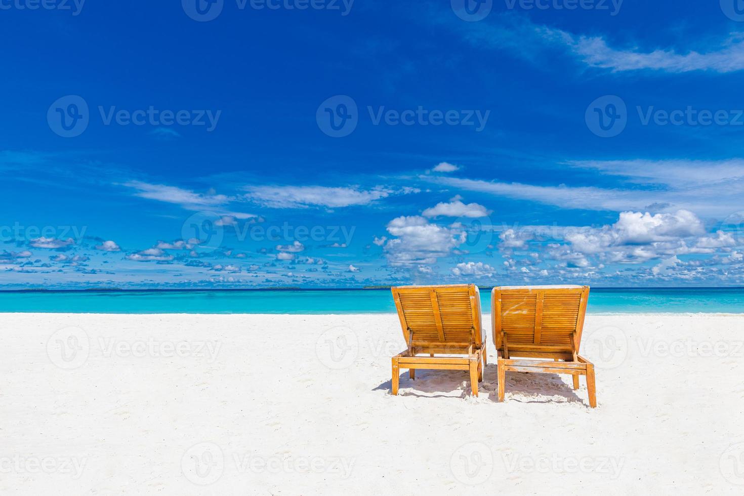 espreguiçadeira na praia. linda praia. cadeiras na praia de areia perto do mar. férias de verão e conceito de férias para o turismo. paisagem tropical inspiradora foto