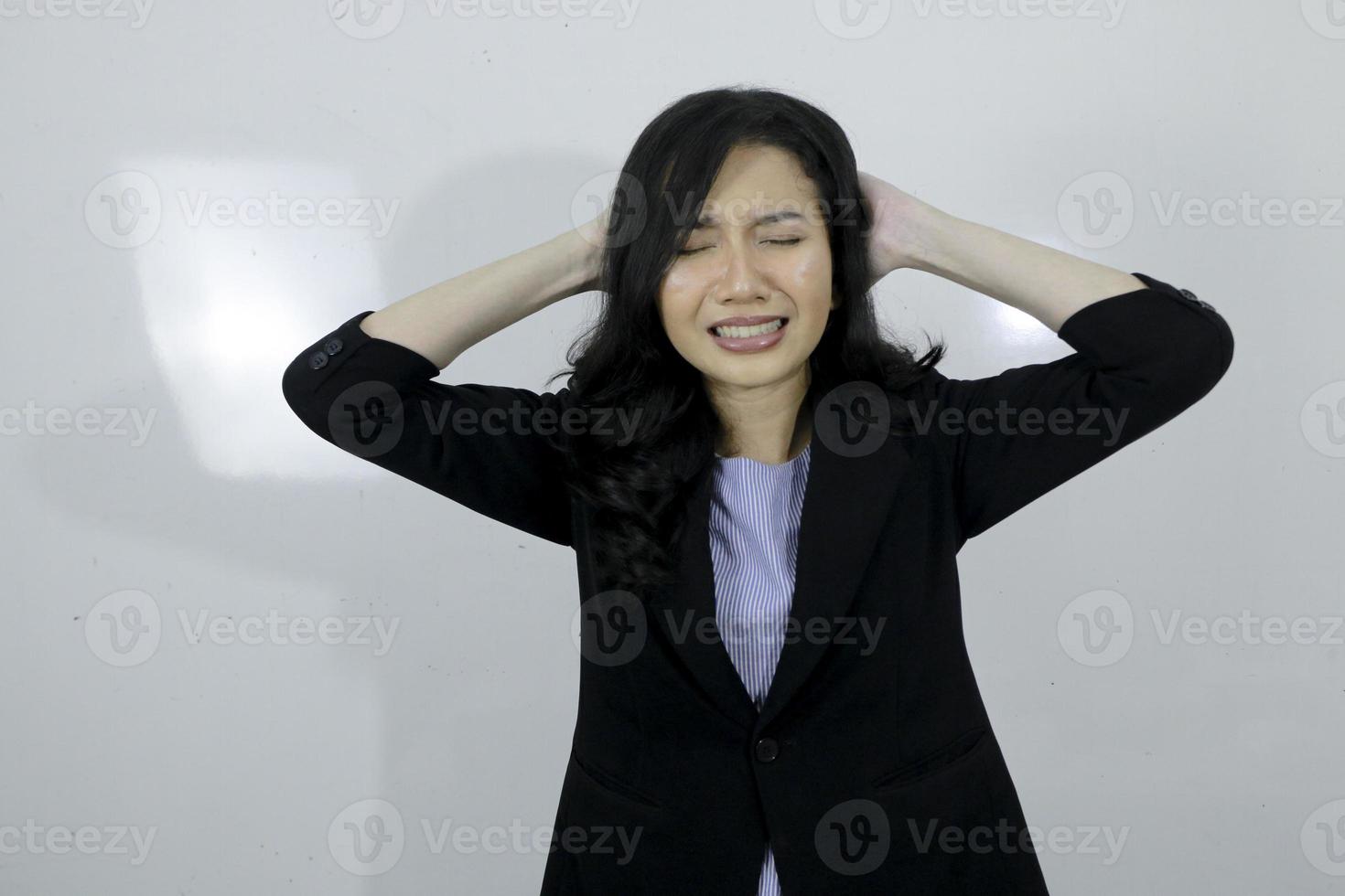 jovem asiática de negócios é estresse e confusão sobre seu trabalho isolado no fundo branco foto