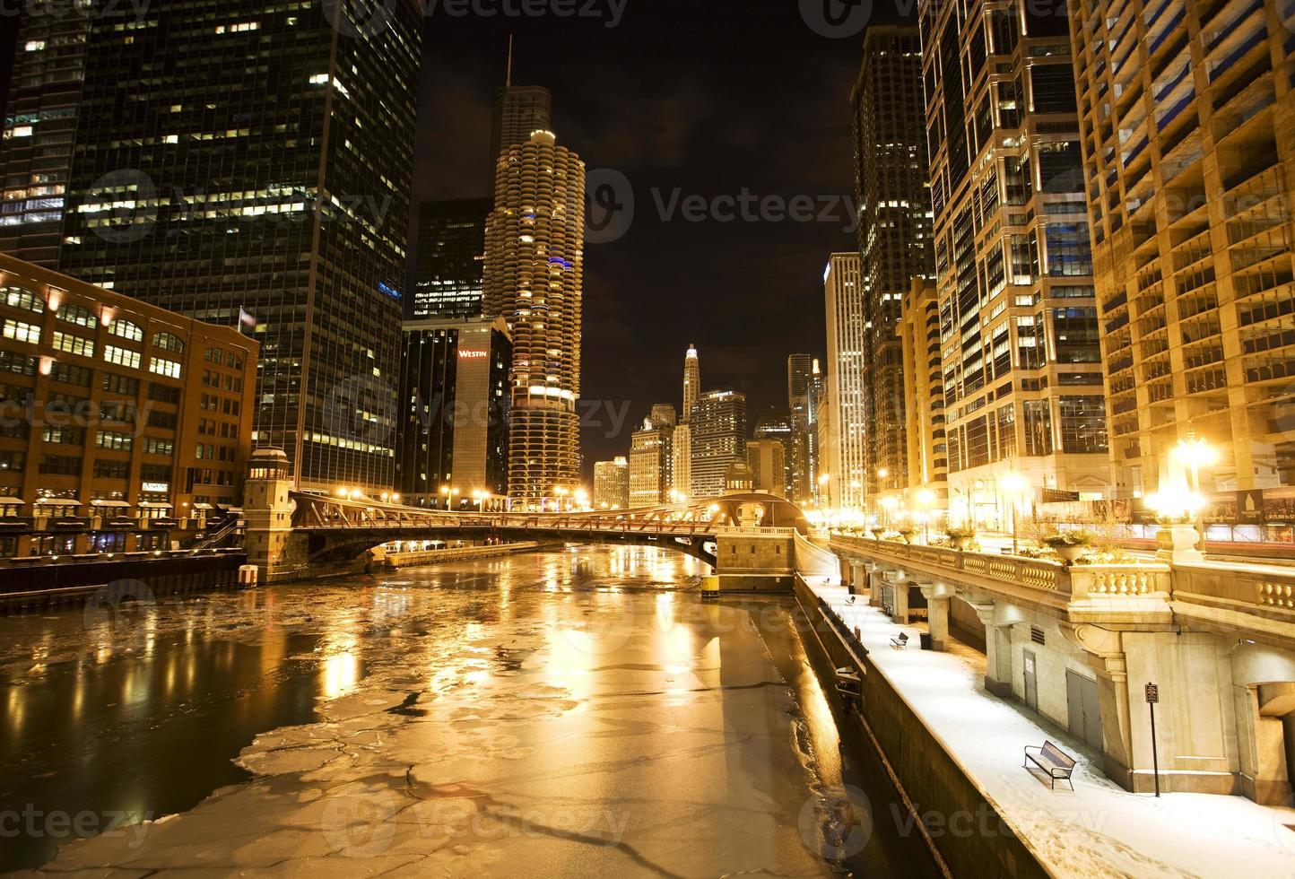 fotografia noturna no centro da cidade de chicago foto