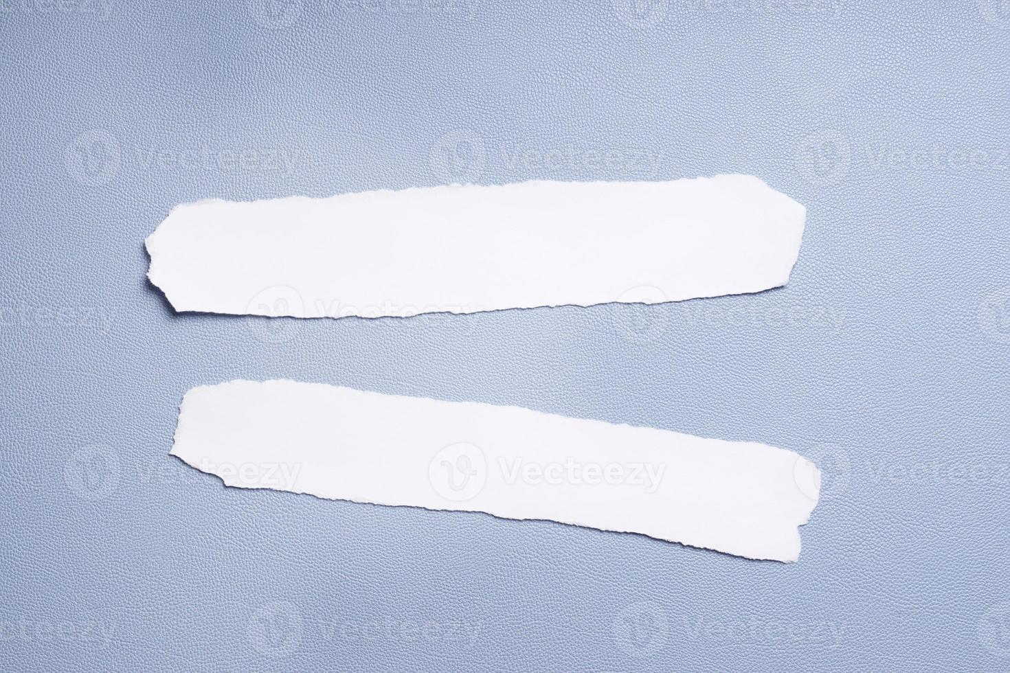 dois pedaços de papel vazios foto