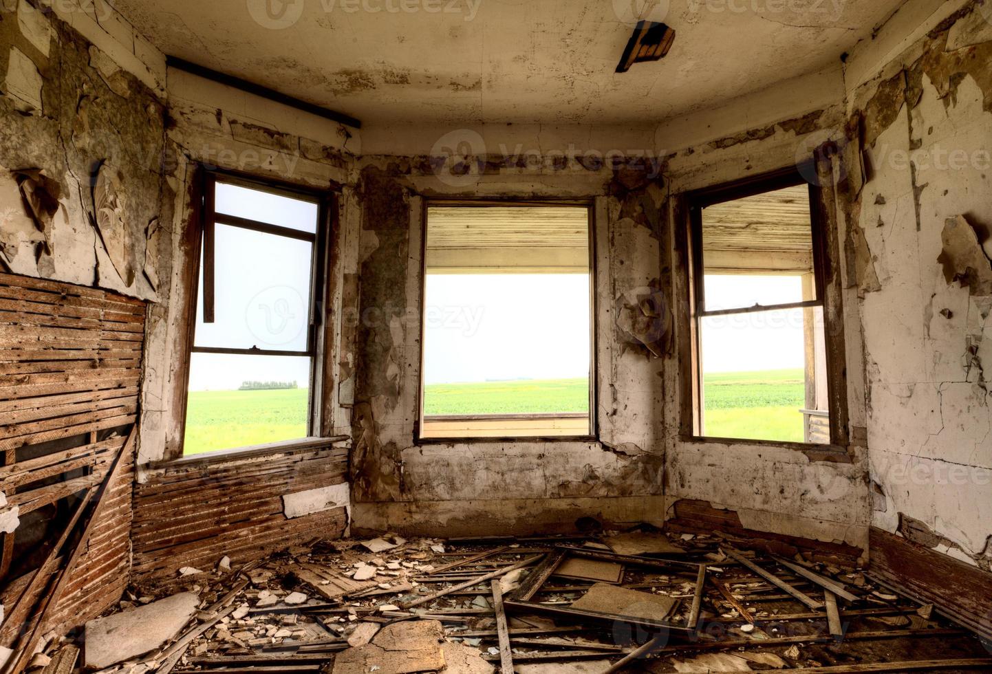 interior de prédio abandonado foto