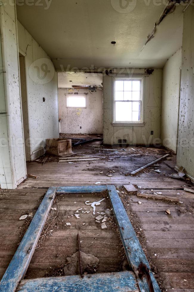 pradaria de casa abandonada interior foto