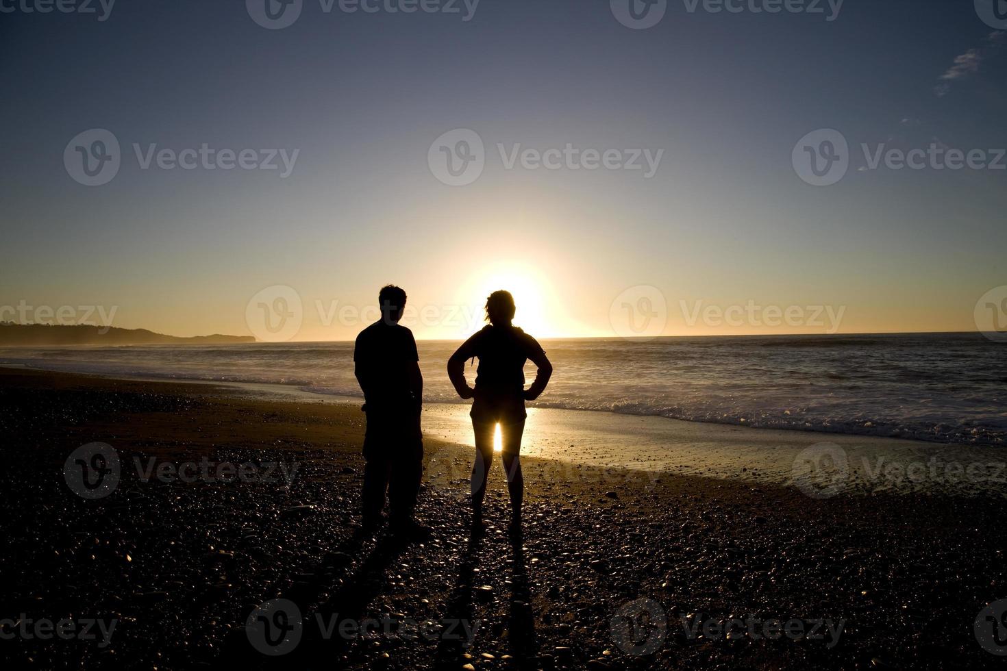 Sillouette pessoas e praia foto