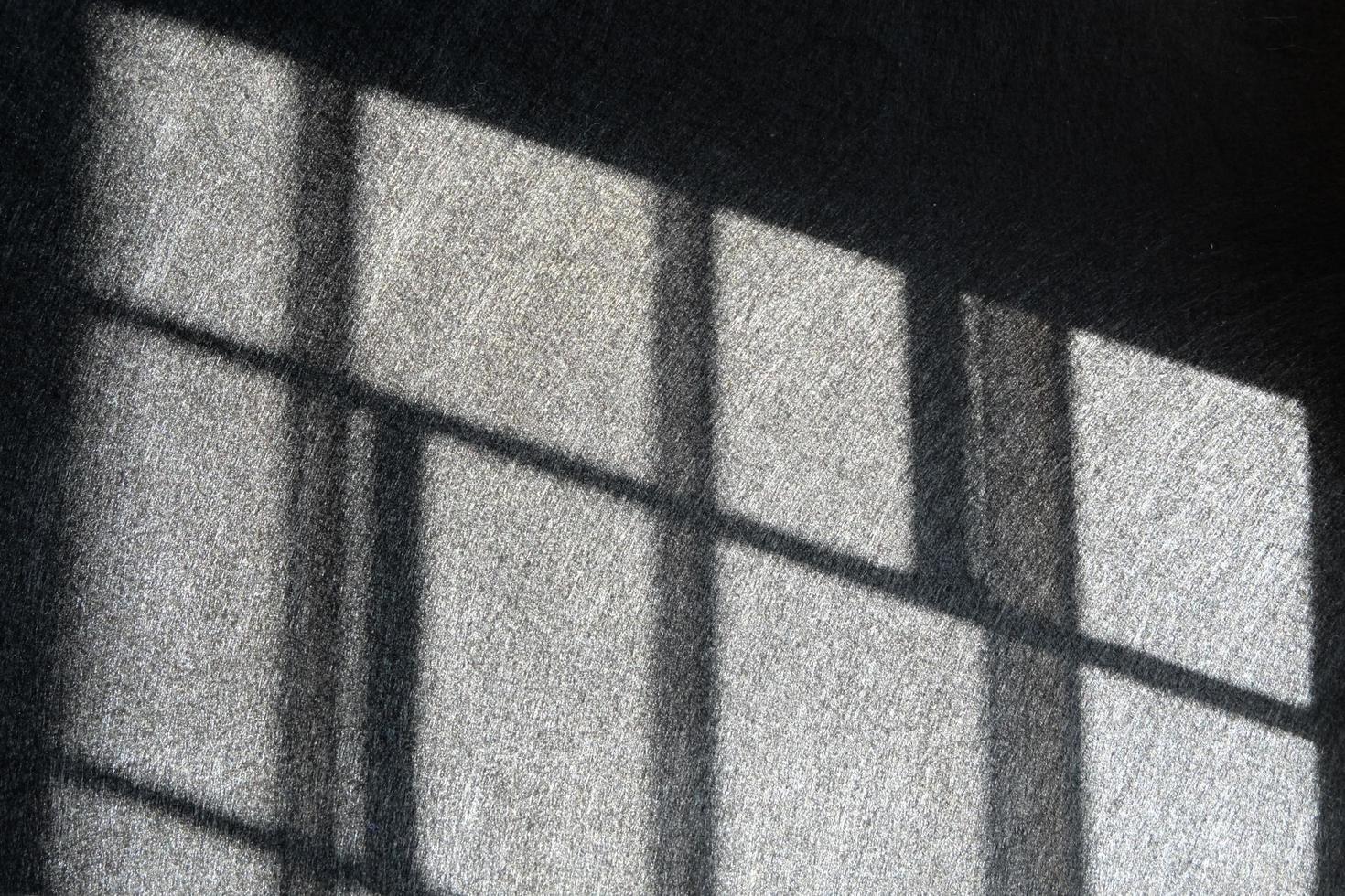 luz e sombras de aço de janela. prisão, prisão, captura, controle, limite, prisão, confuso, sem saída conceitos. foto